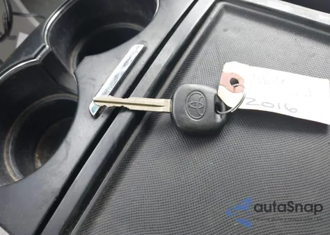 2016 Toyota Sienna Le 8 Passenger z USA, uszkodzony, nr VIN 5TDKK3DC5GS749232